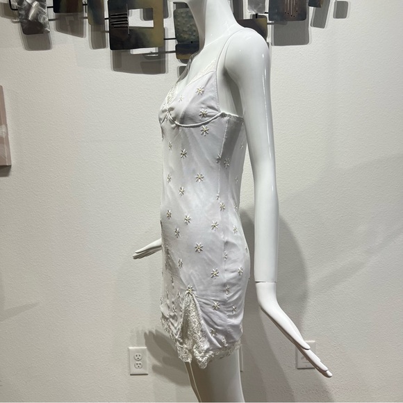 MOTEL Rocks Daisy Bodycon Dress in White Daisy Embroidered Mini Size M - Picture 5 of 12